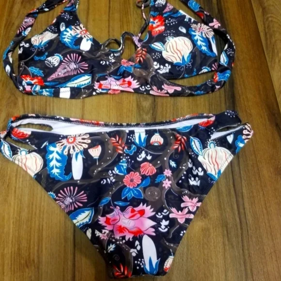 Bikini - Picture 2 of 2